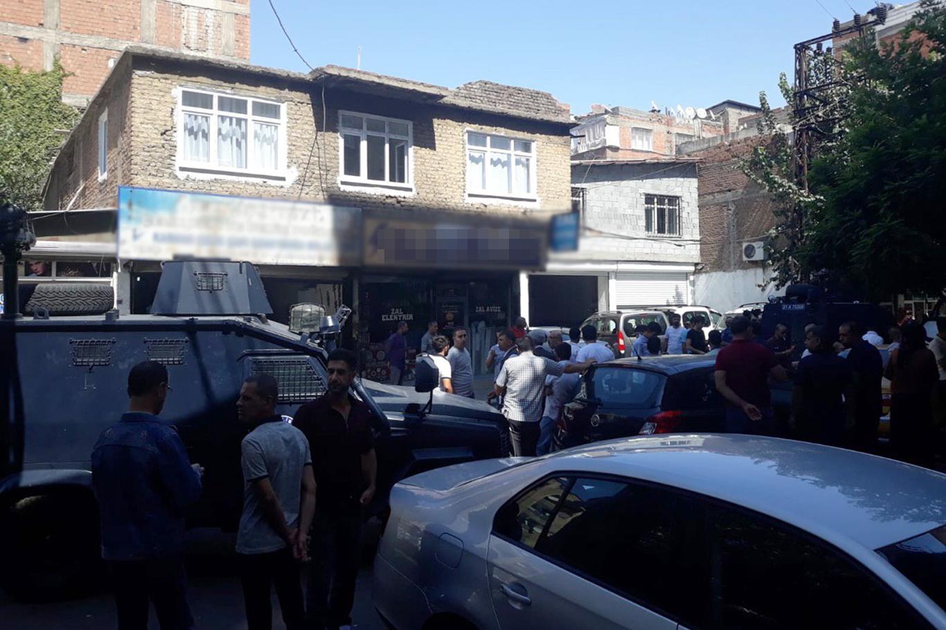 Zırhlı polis aracı küçük çocuğun üzerinden geçti
