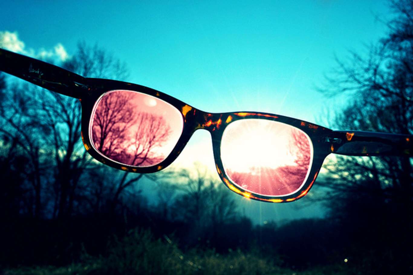 Видеть мир сквозь. Розовые очки. Мир через розовые очки. Через цветные очки. Мир в розовых очках.