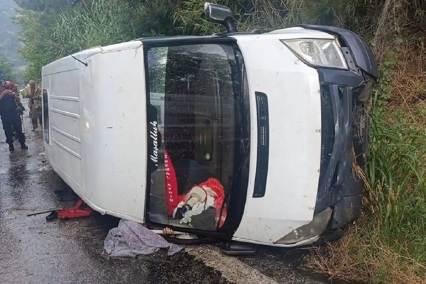 Tarım işçilerini taşıyan servis şarampole devrildi: Bir ölü, 10 yaralı