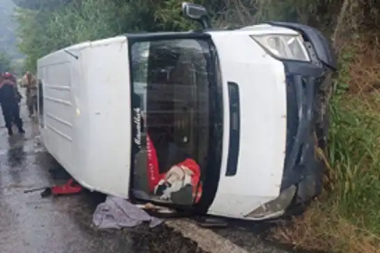 Tarım işçilerini taşıyan servis şarampole devrildi: Bir ölü, 10 yaralı