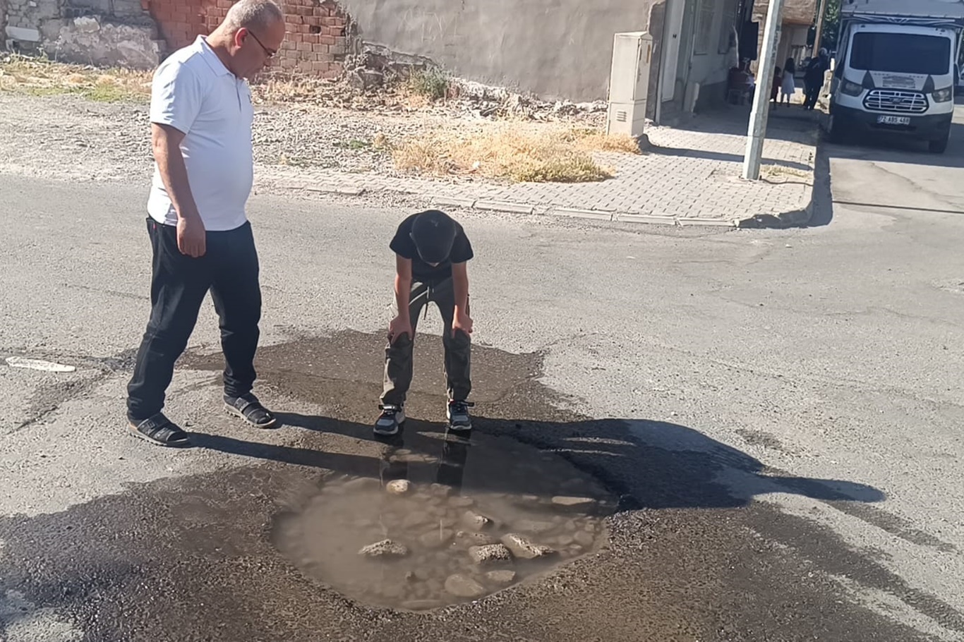 Su kaçağı haftalardır devam ediyor, mahalleli çözüm bekliyor