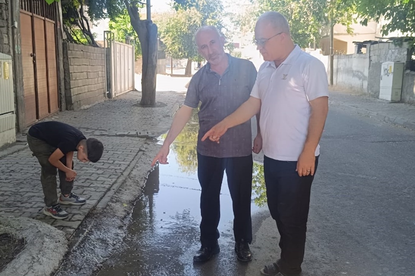 Su kaçağı haftalardır devam ediyor, mahalleli çözüm bekliyor